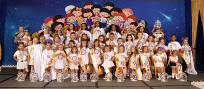 クラウンは輝き、タレントショーの栄光の瞬間を讃える